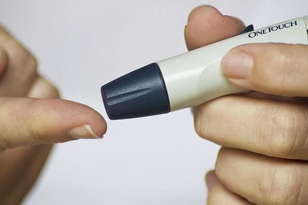 toma de mostras de sangue para medir o azucre na diabetes