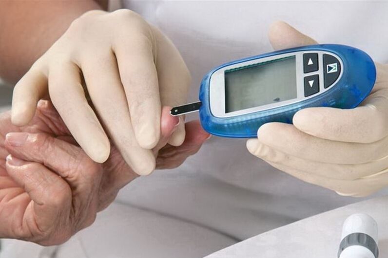 toma de mostras de sangue para medir o azucre na diabetes